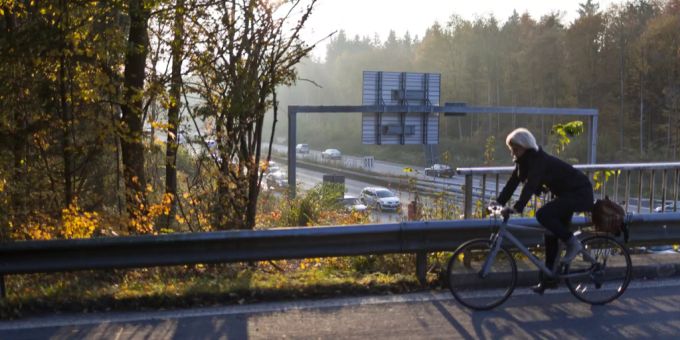 Eine Velofahrerin. Velo