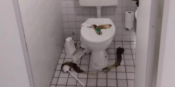 So schlimm sah die Toilette im Novina-Hotel in Nürnberg aus. novina-hotel