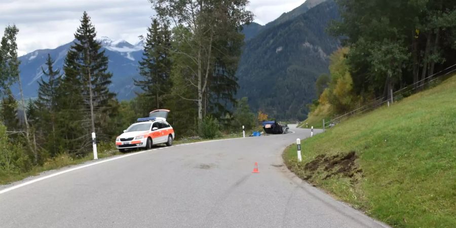 Auto kippte auf das Dach.