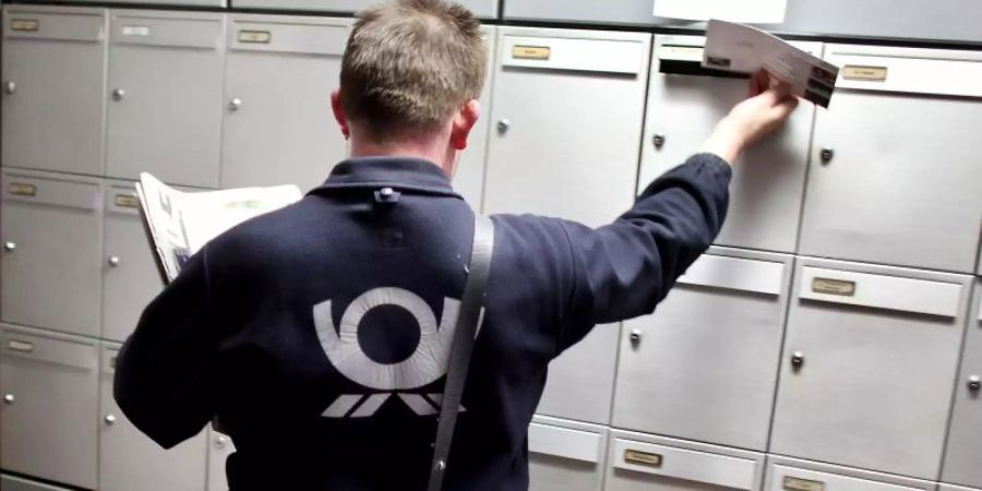 2018 warfen die Briefträger der Post 7,7 Milliarden Briefe und Karten in Postfächer, davon 87 Prozent von Firmen. Foto: Oliver Berg/dpa
