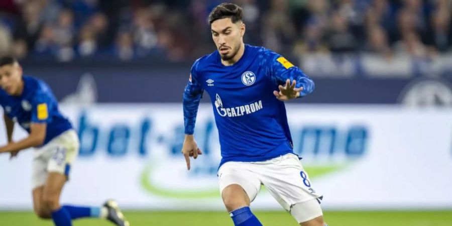 Schalkes Suat Serdar (r) fehlt seinem Team im Spiel gegen Hoffenheim. Foto: David Inderlied/dpa