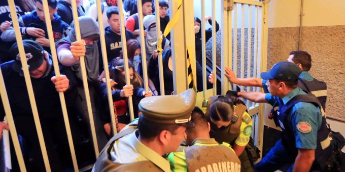 Polizisten versuchen zu verhindern, dass Demonstranten während eines Protestes gegen die steigenden Kosten für U-Bahn und Busse die U-Bahn-Station Vicente Valdes betreten. ausnahmezustand unruhen