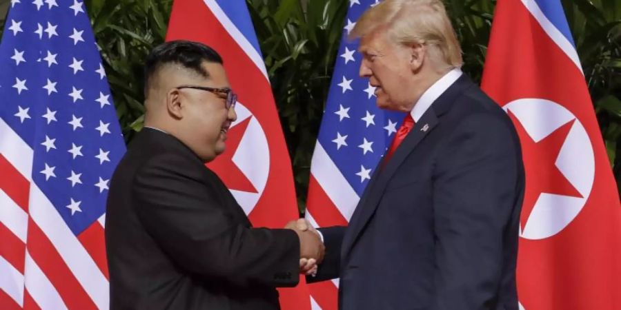 Spektakuläres Treffen - bislang ohne echte Abrüstungsfortschritte: Kim Jong Un und US-Präsident Donald Trump im Juni 2018. Foto: Evan Vucci/AP/dpa