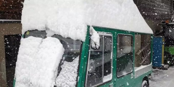 Der Schnee türmt sich in Saas-Fee. Saas-Fee Wetter Schnee