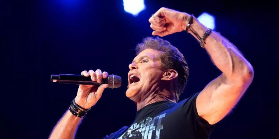 Beim Tourauftakt in Hannover: David Hasselhoff in action. Foto: Sina Schuldt/dpa