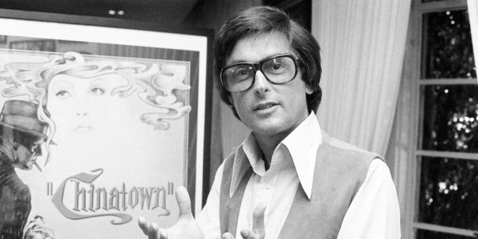ARCHIV - 01.12.1974, USA, Beverly Hills: Robert Evans, Filmproduzent und langjähriger Produktionschef von Paramount Pictures, im Gespräch über seinen Film «Chinatown» im Jahre 1974. Nach Angaben seiner Sprecherin starb er am Samstag (26.10.2019). Evans wurde 89 Jahre alt. (zu dpa: ««Der Pate» und «Love Story»: Filmproduzent Robert Evans gestorben») Foto: Jeff Robbins/AP/dpa +++ dpa-Bildfunk +++ Filmproduzent Robert Evans
