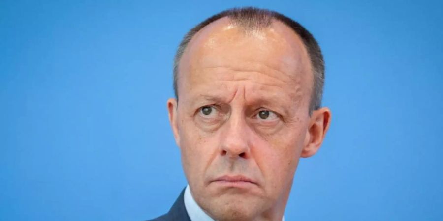 Schon lange macht Friedrich Merz die Politik seiner Intimfeindin Angela Merkel für die schweren Verluste der CDU verantwortlich. Foto: Kay Nietfeld/dpa