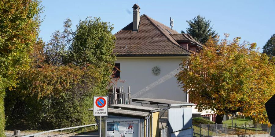 Das Schulhaus in Burgistein.