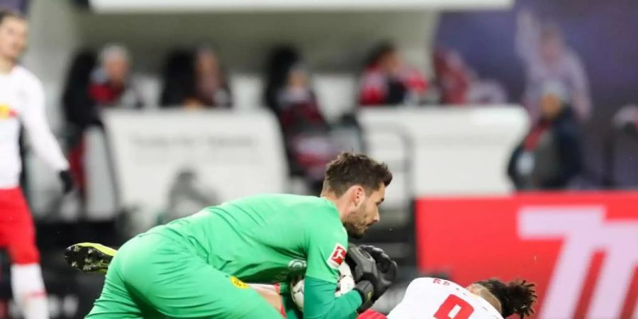 Treffen im Topspiel des 16. Spieltages mit ihren Teams aufeinander: BVB-Keeper Roman Bürki und Leipzigs Yussuf Poulsen. Foto: Jan Woitas/zb/dpa