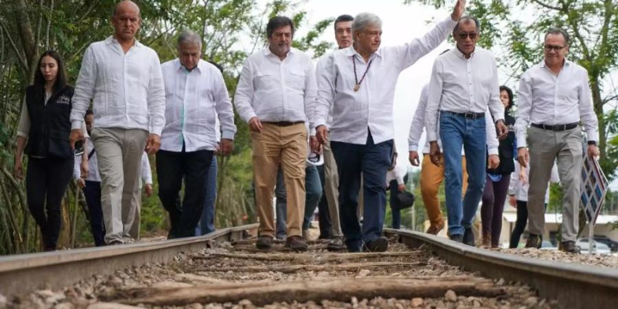 Andres Manuel Lopez Obrador (3.v.r.), Präsident von Mexiko, bei einer Veranstaltung zum künftigen «Tren Maya» (Maya-Zug). Foto: Daniel Aguilar/Presidencia México/dpa