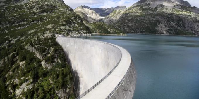 Der Emosson Staudamm im Kanton Wallis. Gletscher Stausee