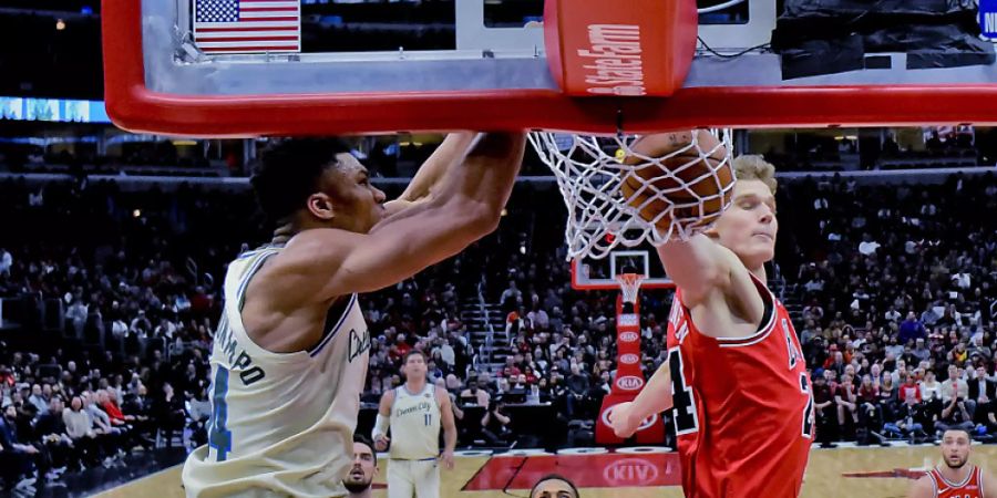 Milwaukees MVP Giannis Antetokounmpo (links) meldet sich mit 23 Punkten zurück