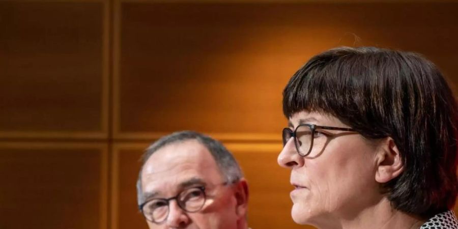 Saskia Esken, Bundesvorsitzende der SPD, spricht neben Norbert Walter-Borjans, Co-Bundesvorsitzender der SPD, während der Pressekonferenz nach der Sitzung von SPD-Bundesvorstand und Präsidium im Willy-Brandt-Haus. Foto: Michael Kappeler/dpa