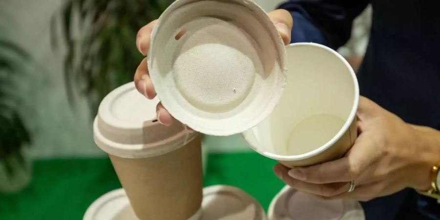 Der tschechische Verpackungs-Hersteller Tridas zeigt auf der Fachmesse FachPack 2019 einen Kaffeebecherdeckel, der zu 100 Prozent aus Papier besteht. Foto: Daniel Karmann