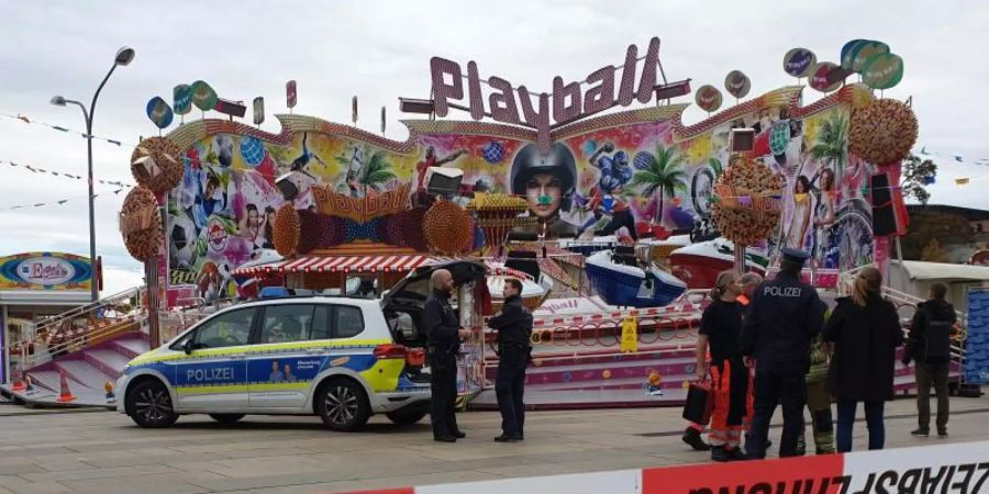 Polizisten stehen beim «Potsdamer Oktoberfest» vor dem Fahrgeschäft, an dem der tödliche Unfall passierte. Foto: Julian Stähle
