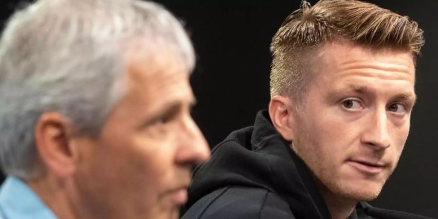 Dortmunds Trainer Lucien Favre (l) nimmt Marco Reus vor Kritik in Schutz. Foto: Bernd Thissen/dpa