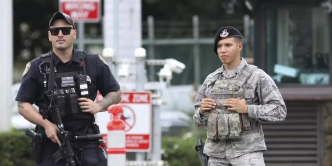 Nach den Schüssen riegeln Sicherheitskräfte den Zugang zum US-Militärstützpunkt Pearl Harbor-Hickam ab. Foto: Caleb Jones/AP/dpa Nach den Schüssen riegeln Sicherheitskräfte den Zugang zum US-Militärstützpunkt Pearl Harbor-Hickam ab. Foto: Caleb Jones/AP/dpa