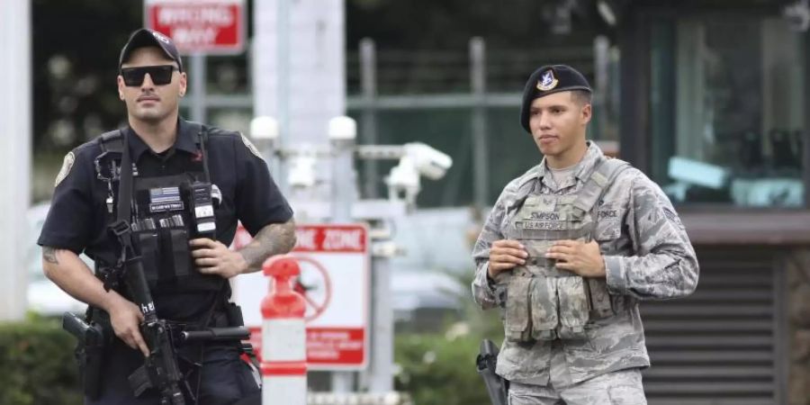 Nach den Schüssen riegeln Sicherheitskräfte den Zugang zum US-Militärstützpunkt Pearl Harbor-Hickam ab. Foto: Caleb Jones/AP/dpa