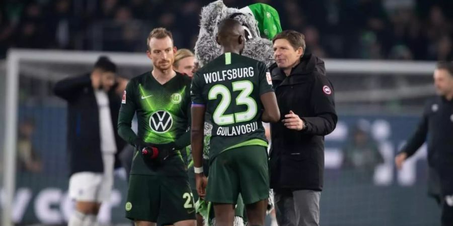 Der VfL Wolfsburg um Trainer Oliver Glasner, Kapitän Josuha Guilavogui und Maximilian Arnold (r-l) wollen wieder nach Europa. Foto: Swen Pförtner/dpa