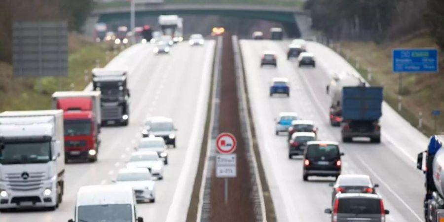 Verkehrszeichen zur Geschwindigkeitsbegrenzung an der Autobahn A13 in Brandenburg. Foto: Soeren Stache/dpa-Zentralbild/dpa