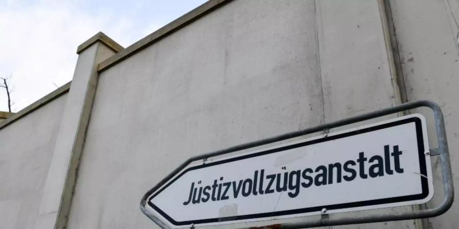 Die meisten Bewerber schaffen die Aufnahmeprüfung für den Beruf des Justizvollzugsbeamten nicht. In NRW können Interessierte vorab mit dem «Knast-O-Mat» testen, ob sie sich für den Job eignen. Foto: Jens Kalaene/zb/dpa