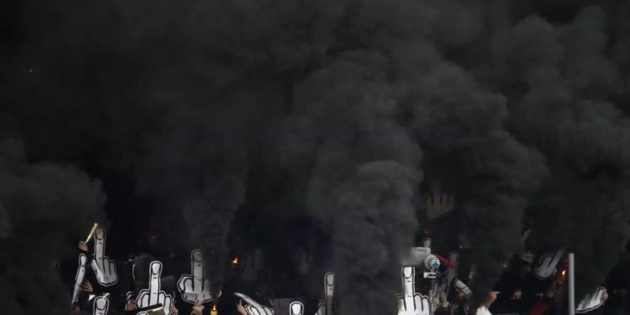Teures Zündeln: Das Abbrennen von Pyrotechnik durch Club-Anhänger wurde für den 1. FC Nürnberg teuer. Foto: Daniel Karmann/dpa