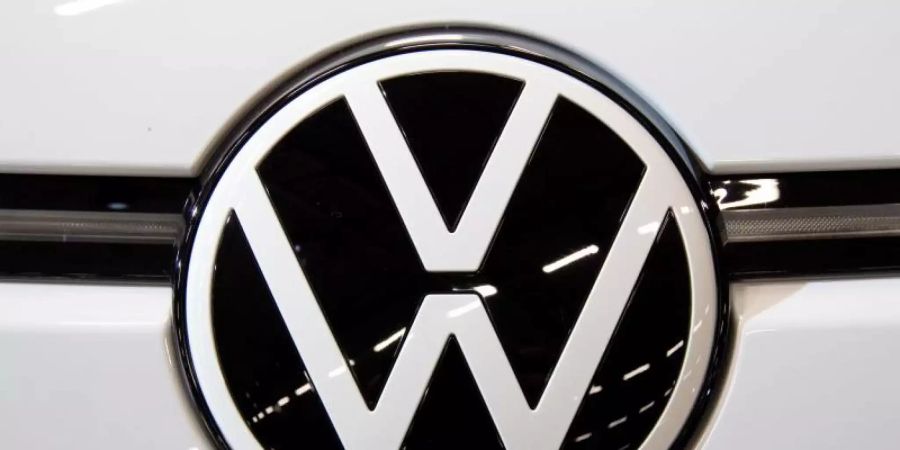 Das neue VW Logo. Gegen vier hohe ehemalige und amtierende Manager des Konzerns wurde Anklage erhoben. Foto: Julian Stratenschulte/dpa