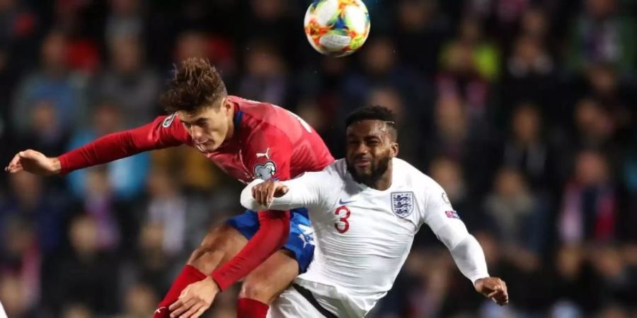 Verletzte sich im Länderspiel gegen Irland: Der Tscheche Patrik Schick (l) in Aktion bei der EM-Qualifikation gegen England. Foto: Nick Potts/PA Wire/dpa