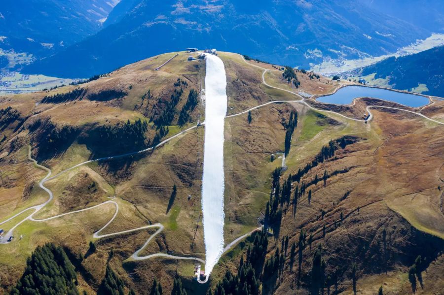 Schneeband im Grünen bei Kitzbühel