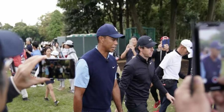 Tiger Woods und Rory McIlroy bei dem Show-Event in Japan. Foto: Lee Jin-Man/AP/dpa