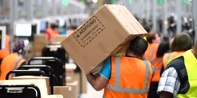 Ein Amazon-Mitarbeiter. (Symbolbild) Amazon