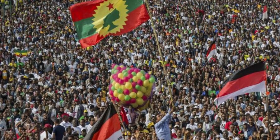 Auf dem Meskel-Platz in Addis Ababa versammeln sich im Juni 2018 Unterstützer von Ministerpräsident Abiy Ahmed. - Die Vergabe des diesjährigen Friedensnobelpreises an den äthiopischen Regierungschef ist in seiner Heimat mit Jubel aufgenommen worden. Foto: Mulugeta Ayene/AP/dpa