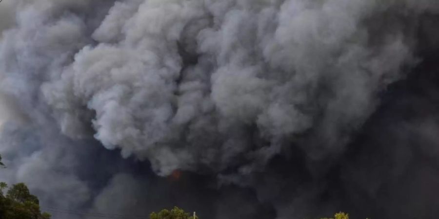 Dichter Rauch steigt aufgrund eines Buschfeuers südwestlich von Sydney auf. Foto: Dean Lewins/AAP/dpa