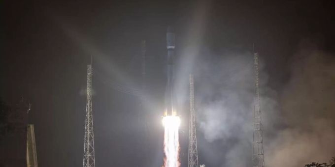 Die Sojus-Rakete mit dem Weltraumteleskop «Cheops» an Bord startet vom Weltraumbahnhof Kourou ins All. Foto: Jm Guillon/ESA-CNES-ARIANESPACE/AP/dpa Die Sojus-Rakete mit dem Weltraumteleskop «Cheops» an Bord startet vom Weltraumbahnhof Kourou ins All. Foto: Jm Guillon/ESA-CNES-ARIANESPACE/AP/dpa