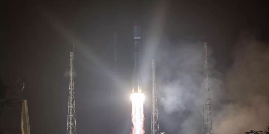 Die Sojus-Rakete mit dem Weltraumteleskop «Cheops» an Bord startet vom Weltraumbahnhof Kourou ins All. Foto: Jm Guillon/ESA-CNES-ARIANESPACE/AP/dpa