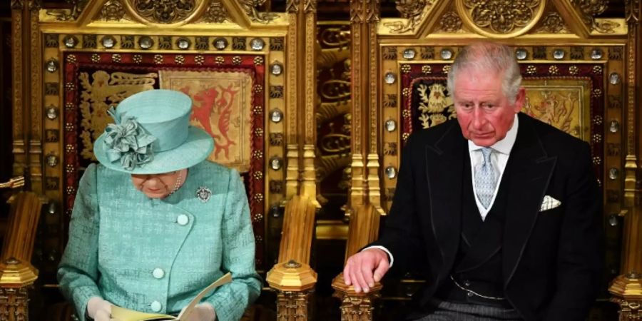 Königin Elizabeth II. und Thronfolger Prinz Charles