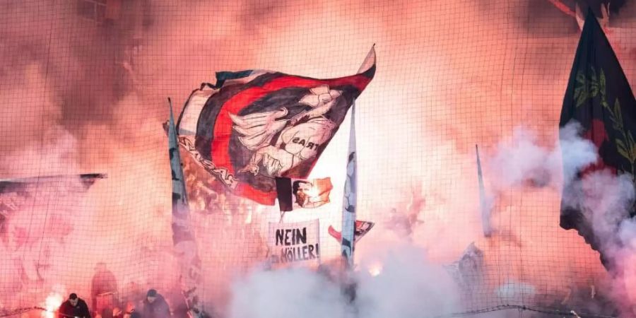 Eintracht Frankfurt muss auch beim Auswärtsspiel in London auf seine Fans verzichten. Foto: Tom Weller/dpa