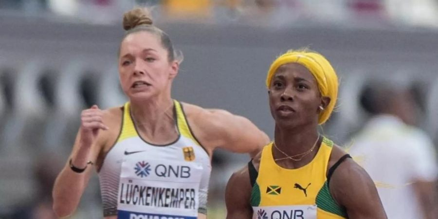 Bei der Leichtathletik-WM hat die deutsche Gina Lückenkemper (l) das Halbfinale über 100 Meter erreicht. Foto: Oliver Weiken