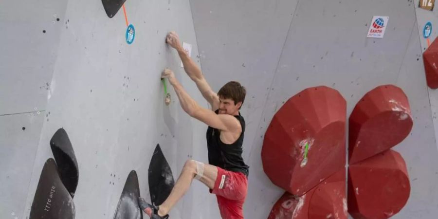 Jan Hojer bei der Disziplin Bouldern. Foto: Lino Mirgeler/dpa
