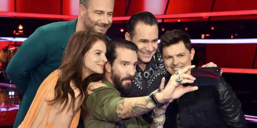 In der «The Voice Senior»-Jury: Yvonne Catterfeld (l-r), Sasha, Alec Völkel, Sascha Vollmer, und Michael Patrick Kelly. Foto: André Kowalski/SAT.1/dpa