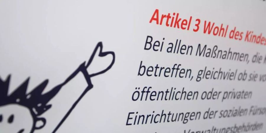 Mit dem Artikel 3 der UN-Kinderrechtskonvention verpflichteten sich die Mitgliedsstaaten darin, Kindern grundlegende Rechte zu garantieren. Foto: Philipp Schulze/dpa