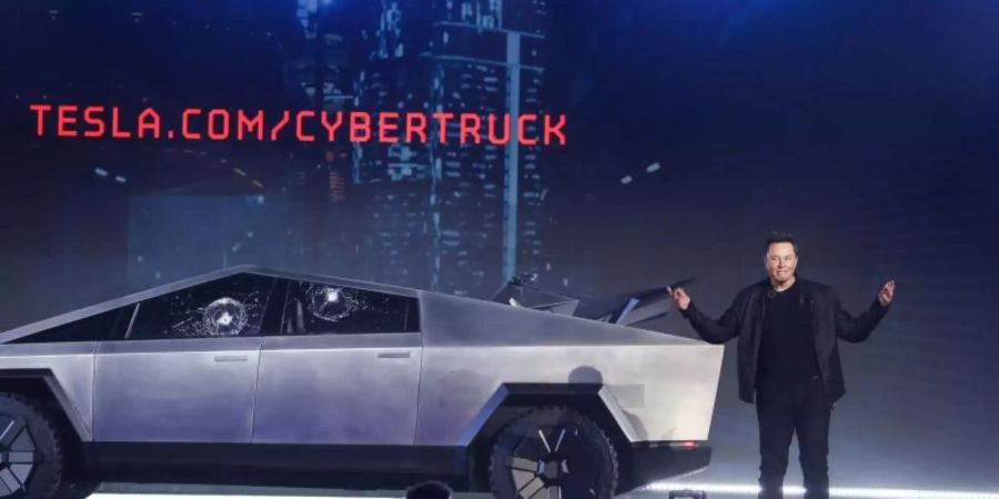 Elon Musk stellt den Cybertruck vor. Foto: Ringo H.W. Chiu/AP/dpa