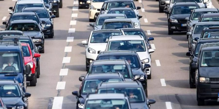 Autofahrer aus 14 Bundesländern sind am kommenden Wochenende auf Deutschlands Strassen unterwegs - weil die Herbstferien beginnen, in die zweite Woche gehen oder enden. Foto: Sina Schuldt/dpa