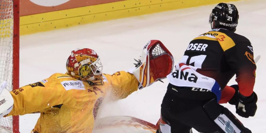 Berns Simon Moser bezwingt hier den Langnauer Goalie Ivars Punnenovs