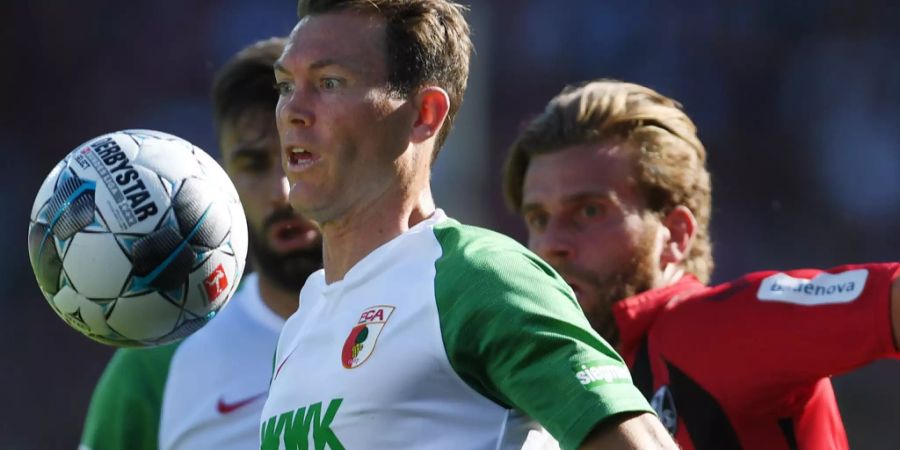 Stephan Lichtsteiner (FC Augsburg) im Einsatz.