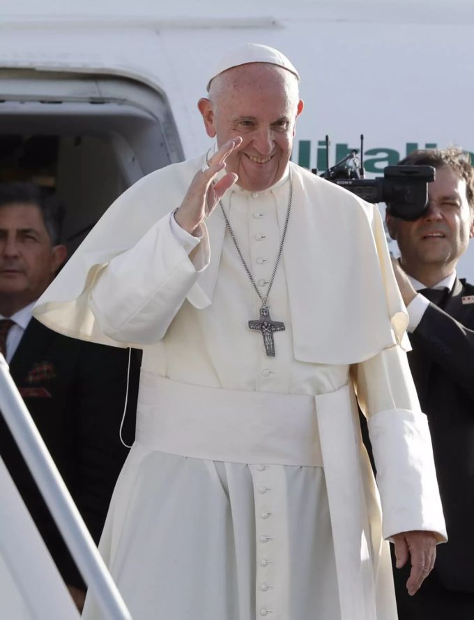 Papst Franziskus äussert sich schockiert. römisch-katholischen Kirche