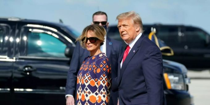 Melania und Donald Trump am Flughafen von West Palm Beach. Die beiden wohnen derzeit im Luxus-Resort Mar-a-Lago. Donald Trump