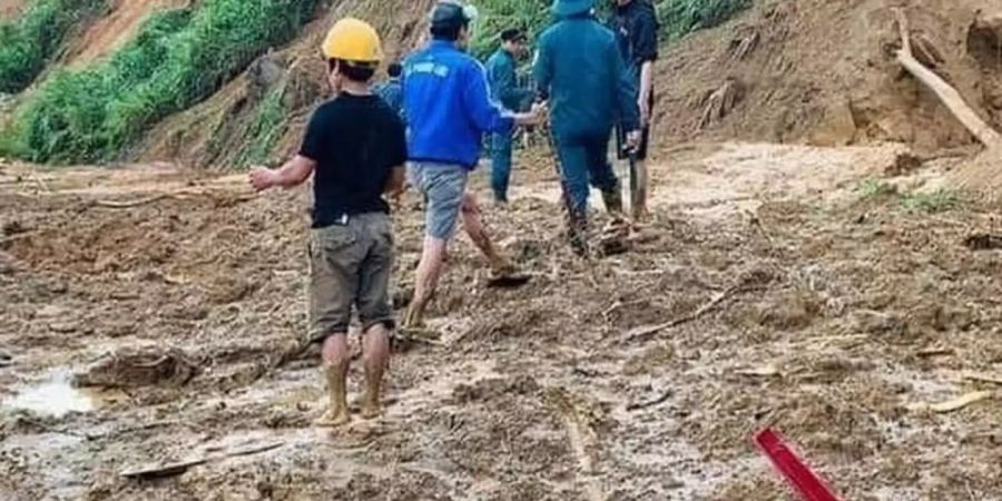 Dorfbewohner waten durch Schlamm, nachdem ein Erdrutsch ein Dorf im ländlichen Bezirk Phuoc Loc in der Provinz Quang Nam überschwemmt hat. Foto: Lai Minh Dong/VNA/AP/dpa