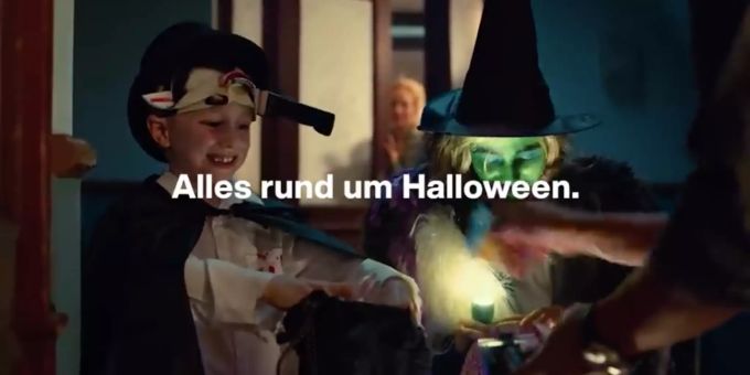 Die Migros wirbt aktuell mit einem Werbespot für ihre Halloween-Produkte. Migros spot halloween