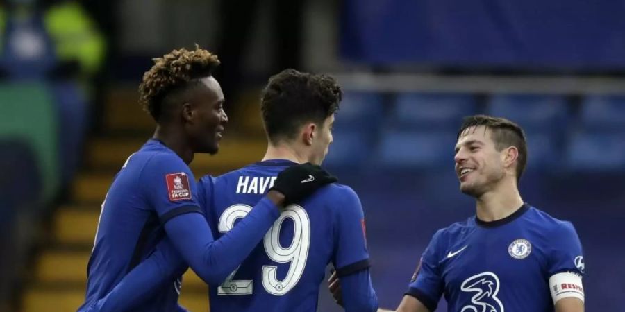 Chelseas Kai Havertz (M) bejubelt sein Tor zum 4:0 mit Cesar Azpilicueta (r). Foto: Matt Dunham/AP/dpa